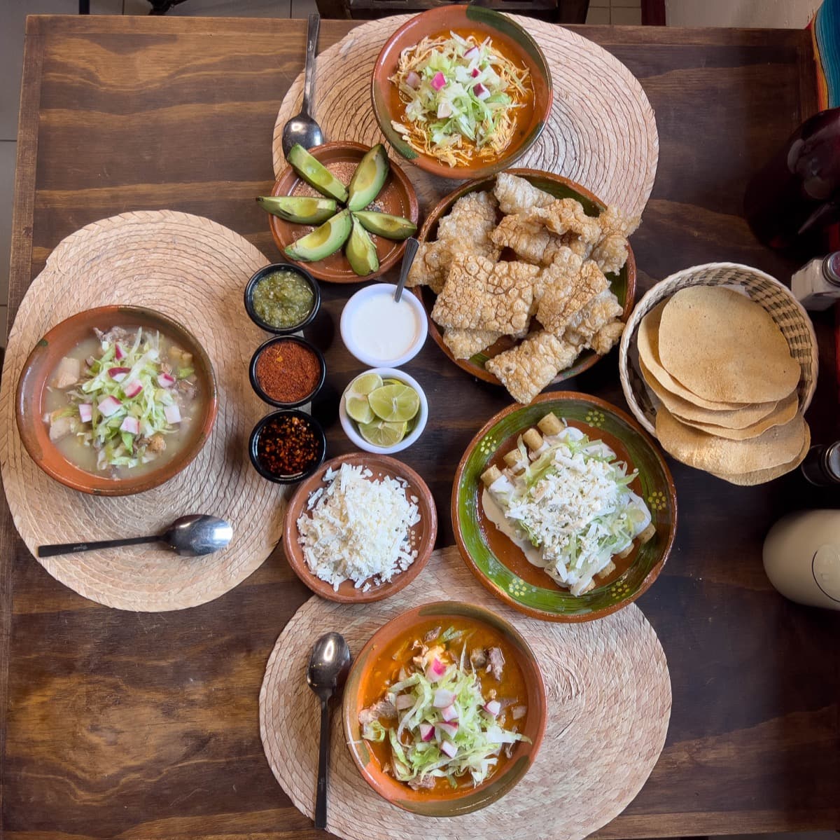 Mesa completa de pozoles y antojitos